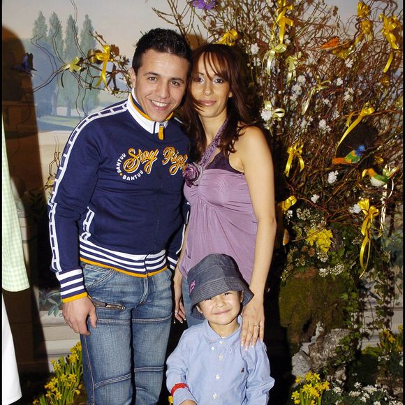 Selon Faudel, la naissance de son premier fils est arrivé trop tôt dans sa vie, comme il l'a confié à "Paris Match" : "Je n'étais clairement pas prêt".

Faudel, son fils et son ex-femme à l'hôtel Bristol à Paris.

Photo : Rachid Bellak / Bestimage