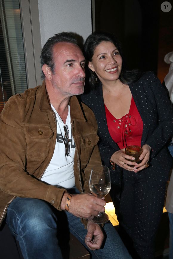 Jean Dujardin (en photos dans le livre) et une admiratrice - Vernissage de l'exposition photos et du livre "La Boxe fait son cinéma" à l’hôtel Brach à Paris le 23 Septembre 2025. Ces clichés rendent hommage à plus de cinquante acteurs immortalisés dans des scènes où le noble art rencontre le 7ème art. © Bertrand Rindoff / Bestimage