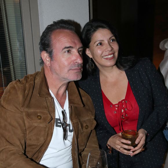 Jean Dujardin (en photos dans le livre) et une admiratrice - Vernissage de l'exposition photos et du livre "La Boxe fait son cinéma" à l’hôtel Brach à Paris le 23 Septembre 2025. Ces clichés rendent hommage à plus de cinquante acteurs immortalisés dans des scènes où le noble art rencontre le 7ème art. © Bertrand Rindoff / Bestimage