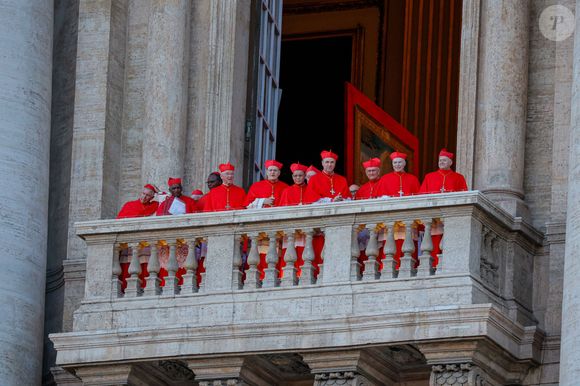Le pape Léon XIV (Robert Francis Prevost) apparaît pour la première fois au balcon de la basilique Saint-Pierre, quelques minutes après son élection, le 8 mai 2025. Né à Chicago (USA) et d'origine franco-hispano-italienne, le pape Léon XIV est âgé de 69 ans.  © SPP / PsnewZ / Bestimage