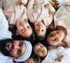La mère de famille est atteinte du SOPK, syndrome qui provoque l'infertilité
Hanaa Elah, son mari et leurs enfants vus d'en haut ©Instagram - Hanaa Elah