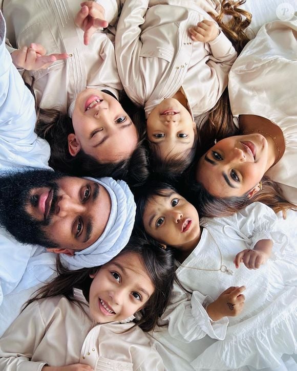 La mère de famille est atteinte du SOPK, syndrome qui provoque l'infertilité

Hanaa Elah, son mari et leurs enfants vus d'en haut ©Instagram - Hanaa Elah
