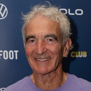 Celui qui s'est récemment marié à Caroline Pastorelli vient en effet d’annoncer qu’il rejoint La Grande Soirée, émission de la chaîne L’Équipe consacrée aux grandes rencontres de football. 

Raymond Domenech - À l’occasion du Mondial 2026, Volkswagen et SO FOOT s’associent pour créer le Polo Comedy Club, un événement mêlant humour, football et culture supporters autour de la campagne "Polo le petit nouveau", pour le lancement de l'ID. Polo. 
© Tiphaine Lebely / Bestimage