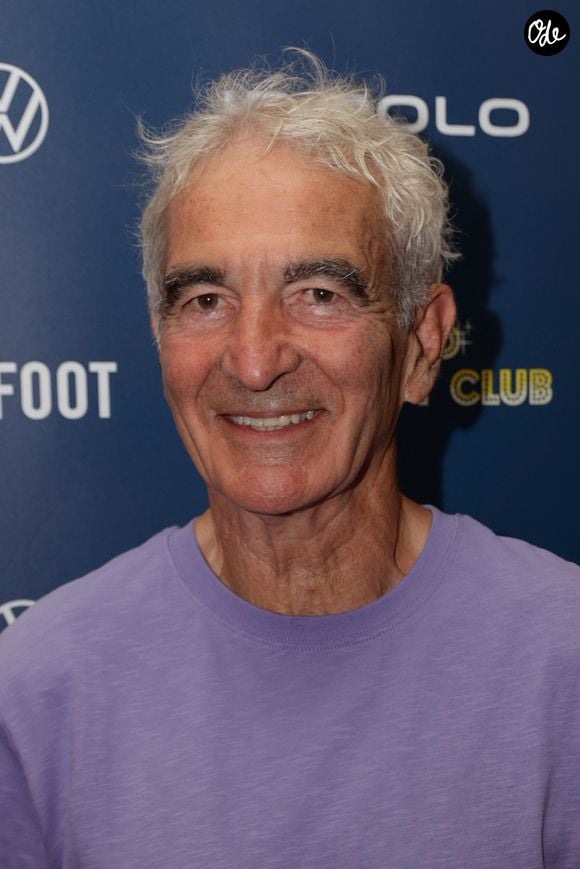 Celui qui s'est récemment marié à Caroline Pastorelli vient en effet d’annoncer qu’il rejoint La Grande Soirée, émission de la chaîne L’Équipe consacrée aux grandes rencontres de football. 

Raymond Domenech - À l’occasion du Mondial 2026, Volkswagen et SO FOOT s’associent pour créer le Polo Comedy Club, un événement mêlant humour, football et culture supporters autour de la campagne "Polo le petit nouveau", pour le lancement de l'ID. Polo. 
© Tiphaine Lebely / Bestimage