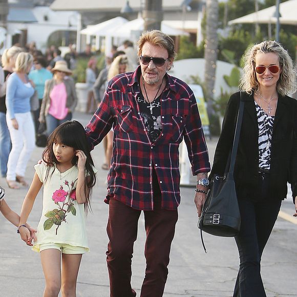 Johnny et Laeticia Hallyday avec leurs filles Jade et Joy - Johnny Hallyday va dejeuner en famille dans le restaurant de fruits de mer "Gladstone’s" a Pacific Palisades, Los Angeles le 19 janvier 2014.