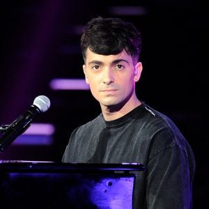 En 2023, il avait révélé être atteint de diplacousie, un trouble auditif rare survenu après une otite.

Florian Rossi à l'enregistrement de l'émission "Duos Mystères" à la Seine Musicale à Paris, qui sera diffusée le 12 juin sur TF1. © Gaffiot-Moreau / Bestimage

Pour la première fois à la télévision, les plus grandes stars acceptent de monter sur scène pour chanter un duo…sans savoir avec qui elles vont le partager !
Bienvenue dans un cache-cache musical inédit où les artistes et le public iront de surprises en surprises !
Après le succès de la première émission, « DUOS MYSTERES » est de retour sur TF1 le samedi 12 juin à 21h05 pour de nouveaux duos étonnants et exceptionnels.

Pour chaque duo, les 2 artistes répètent seuls de leur côté, arrivent sur scène sans se croiser et prennent place de part et d’autre d’un mur écran. Ils commencent à chanter alors qu’ils ne savent toujours pas qui est avec eux sur scène ! Leurs voix vont se mêler avant même que les 2 personnalités ne se soient vues ! Sauront-elles se reconnaître ? Comment réagiront-elles quand le mur se lèvera enfin ?

Dans « DUOS MYSTERES » tout commence par un jeu avant de basculer dans l’émotion … Car, bien sûr, tous ces duos mystères ne sont pas associés par hasard ! Les artistes qui partageront la scène sont tous unis par une histoire forte ! Nous allons vous raconter ces histoires, ces parcours de vie, ces liens d’amitié, d’amour ou d’admiration…

Le téléspectateur assistera aux premières loges à ce duo unique : il est le témoin privilégié d’une rencontre artistique aussi excitante qu’inattendue. Mais surtout, il pourra lui aussi jouer : pour la plupart des duos, on ne lui dévoilera qu’une seule des deux célébrités et il devra reconnaître à sa voix uniquement l’artiste mystère ! Et, avant de découvrir la voix de la première célébrité, des indices seront donnés au téléspectateur pour l’aider dans sa recherche.

Tendez bien votre oreille !
Saurez-vous deviner avec qui chacune des personnalités partagera l’affiche ?
Quelle sera l’émotion des artistes lorsqu’ils se découvriront enfin ?