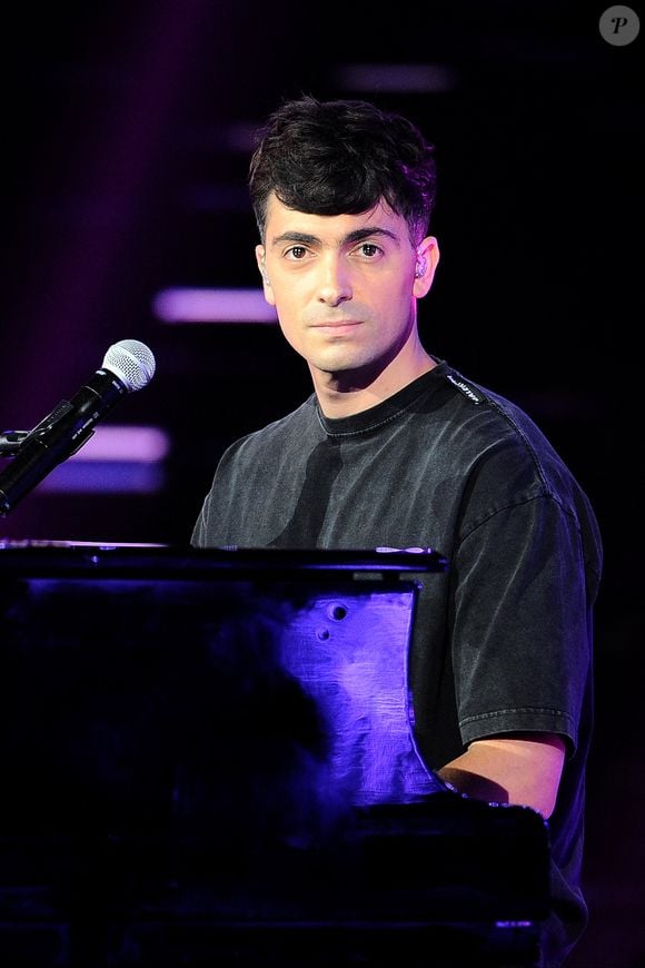 En 2023, il avait révélé être atteint de diplacousie, un trouble auditif rare survenu après une otite.

Florian Rossi à l'enregistrement de l'émission "Duos Mystères" à la Seine Musicale à Paris, qui sera diffusée le 12 juin sur TF1. © Gaffiot-Moreau / Bestimage

Pour la première fois à la télévision, les plus grandes stars acceptent de monter sur scène pour chanter un duo…sans savoir avec qui elles vont le partager !
Bienvenue dans un cache-cache musical inédit où les artistes et le public iront de surprises en surprises !
Après le succès de la première émission, « DUOS MYSTERES » est de retour sur TF1 le samedi 12 juin à 21h05 pour de nouveaux duos étonnants et exceptionnels.

Pour chaque duo, les 2 artistes répètent seuls de leur côté, arrivent sur scène sans se croiser et prennent place de part et d’autre d’un mur écran. Ils commencent à chanter alors qu’ils ne savent toujours pas qui est avec eux sur scène ! Leurs voix vont se mêler avant même que les 2 personnalités ne se soient vues ! Sauront-elles se reconnaître ? Comment réagiront-elles quand le mur se lèvera enfin ?

Dans « DUOS MYSTERES » tout commence par un jeu avant de basculer dans l’émotion … Car, bien sûr, tous ces duos mystères ne sont pas associés par hasard ! Les artistes qui partageront la scène sont tous unis par une histoire forte ! Nous allons vous raconter ces histoires, ces parcours de vie, ces liens d’amitié, d’amour ou d’admiration…

Le téléspectateur assistera aux premières loges à ce duo unique : il est le témoin privilégié d’une rencontre artistique aussi excitante qu’inattendue. Mais surtout, il pourra lui aussi jouer : pour la plupart des duos, on ne lui dévoilera qu’une seule des deux célébrités et il devra reconnaître à sa voix uniquement l’artiste mystère ! Et, avant de découvrir la voix de la première célébrité, des indices seront donnés au téléspectateur pour l’aider dans sa recherche.

Tendez bien votre oreille !
Saurez-vous deviner avec qui chacune des personnalités partagera l’affiche ?
Quelle sera l’émotion des artistes lorsqu’ils se découvriront enfin ?