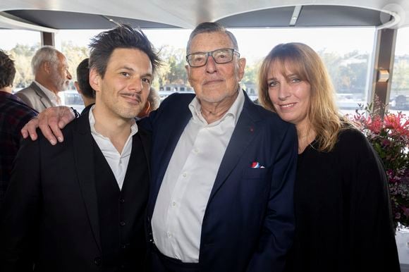 Jean-Claude Camus entouré de Stéfanie Jarre et son compagnon Laurent Arcaro - Anniversaire pour ses 85 ans  de Jean-Claude Camus avec ses proches et sa famille sur la péniche "Bel Ami" à Paris. Le 29 octobre 2023
© Cyril Moreau / Bestimage
