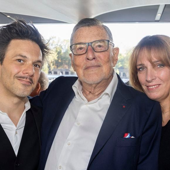 Jean-Claude Camus entouré de Stéfanie Jarre et son compagnon Laurent Arcaro - Anniversaire pour ses 85 ans  de Jean-Claude Camus avec ses proches et sa famille sur la péniche "Bel Ami" à Paris. Le 29 octobre 2023
© Cyril Moreau / Bestimage