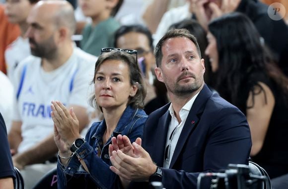 Thomas Pesquet et sa compagne Anne Mottet - Les célébrités en tribunes pendant l'épreuve de basketball de Demi-Finale opposant la France à l'Allemagne lors des Jeux Olympiques de Paris 2024 (JO) à l'Arena Bercy, à Paris, France, le 8 août 2024. © Jacovides-Perusseau/Bestimage