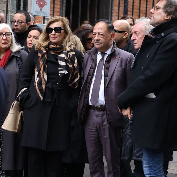 Les personnalités étaient nombreuses pour le dernier voyage de Michel Michel 

Exclusif - Valérie Trierweiler, Jean-Luc Romero-Michel, Didier Barbelivien et Jean-Noël Mirande - Obsèques de Michel Michel en l'église Saint-Jean-de Montmartre à Paris le 16 octobre 2025. Michel Michel était le patron du légendaire du Banana Café à Paris. © Denis Guignebourg/Bestimage
