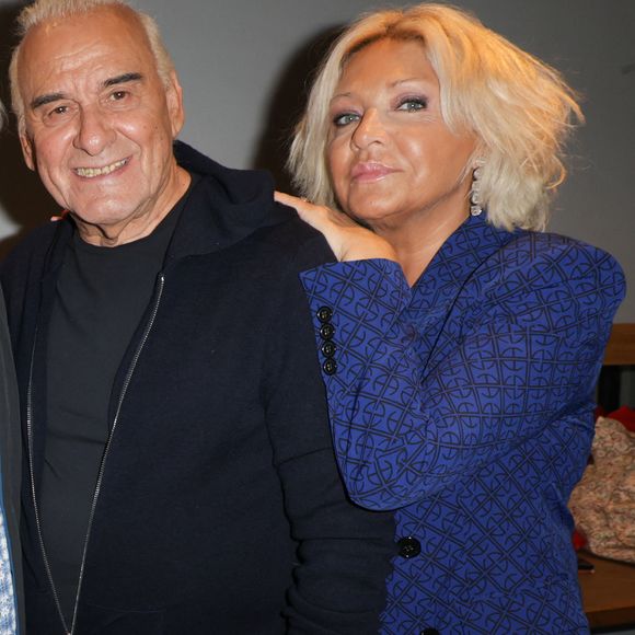 Très admiratif de son épouse, l'interprète du titre "Une belle histoire" - qui a perdu sa fille Laurette en 2002 - avait confié dans "La Boîte à secrets" : "Elle m'a sauvé la vie. Je l'ai appelée longtemps ma sirène parce que j'ai coulé"

Exclusif - Michel Fugain et sa femme Sanda - Claude Lemesle reçoit la cravate des arts et des lettres des mains de G. Davoust lors de son concert au Café de la Gare à l'occasion de son 80ème anniversaire à Paris le 12 octobre 2025. Claude Lemesle est l'un des plus grands auteurs de chansons françaises de tous les temps. Pas moins d'une centaine des innombrables chansons qu'il a écrites sont devenues des classiques.
© Coadic Guirec/Bestimage