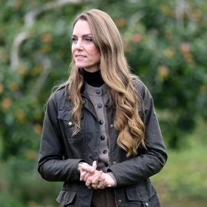 Le prince William, prince de Galles, et Catherine (Kate) Middleton, princesse de Galles, visitent un producteur de cidre, "Long Meadow Cider" à Portadown (Irlande), le 14 octobre 2025 © GoffPhotos/Pool/Bestimage