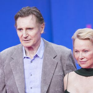 "Pamela est attirée par Liam (…). Elle a même dit à ses amis qu’il était amoureux d’elle et qu’il faisait plein des gentilles attentions pour elle dont lui envoyer des fleurs et passer du temps avec ses fils et ses chiens", apprend-on.

Liam Neeson et Pamela Anderson - Première du film "Naked Gun" à Berlin, le 24 juillet 2025. (Action Press / Bestimage).