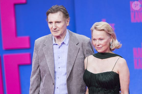 "Pamela est attirée par Liam (…). Elle a même dit à ses amis qu’il était amoureux d’elle et qu’il faisait plein des gentilles attentions pour elle dont lui envoyer des fleurs et passer du temps avec ses fils et ses chiens", apprend-on.

Liam Neeson et Pamela Anderson - Première du film "Naked Gun" à Berlin, le 24 juillet 2025. (Action Press / Bestimage).