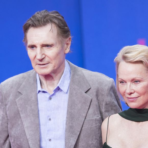 "Pamela est attirée par Liam (…). Elle a même dit à ses amis qu’il était amoureux d’elle et qu’il faisait plein des gentilles attentions pour elle dont lui envoyer des fleurs et passer du temps avec ses fils et ses chiens", apprend-on.

Liam Neeson et Pamela Anderson - Première du film "Naked Gun" à Berlin, le 24 juillet 2025. (Action Press / Bestimage).
