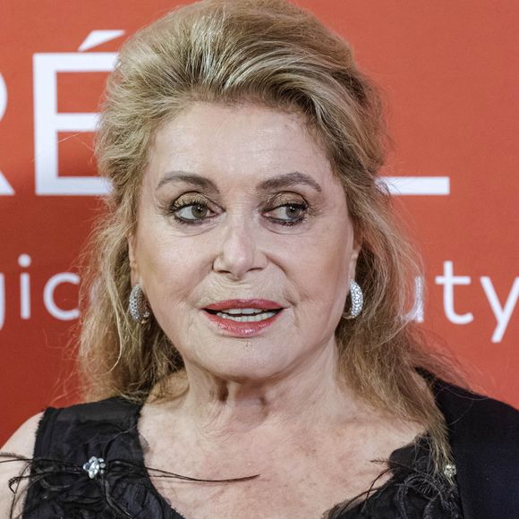 Catherine Deneuve au photocall de la soirée de charité de la Fondation Umbrella à l'hôtel Hyatt Regency de Düsseldorf, Allemagne, le 29 mai 2026. © Action Press/Bestimage