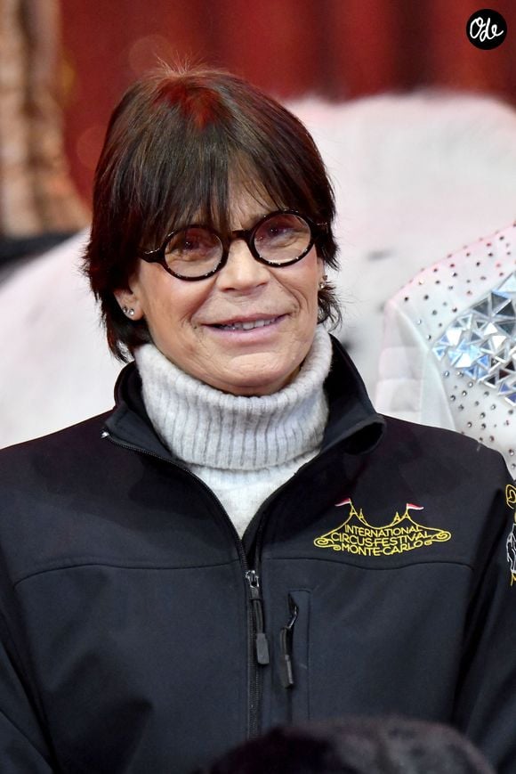 La princesse Stéphanie de Monaco a posé entourée par Elisa Cussadie et son ara, Alex Giona et ses chevaux, la troupe Bingo, les clowns Equivokee et Petit Gougou en Monsieur Loyal durant le photocall de lancement du 45eme Festival International du Cirque de Monte Carlo sous le chapiteau Fontvieille à Monaco, le 19 janvier 2023.  
© Bruno Bebert/Bestimage