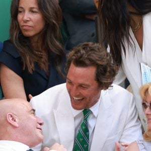 Accompagné de son épouse Camilla Alves, il a assisté au match dans une ambiance détendue aux côtés d’autres personnalités. 

Matthew McConaughey photographié lors du quatorzième jour du tournoi de Wimbledon 2025, au All England Lawn Tennis and Croquet Club, à Londres.
Mirrorpix / Bestimage.