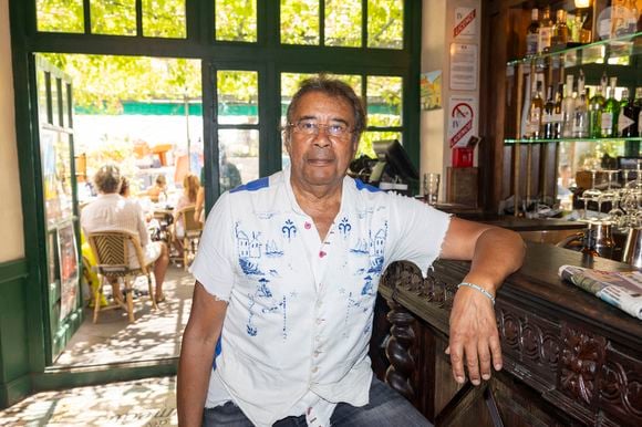 Laurent Voulzy lors des séance de dédicaces "Les plumes de Ramatuelle" au café de l'Ormeau en marge du 41ème Festival de Ramatuelle ( qui fête cette année son 40 ème anniversaire) le 10 août 2025. "Les Plumes de Ramatuelle" sont placées sous la direction artistique de Romain Sardou.

© Cyril Bruneau / Bestimage