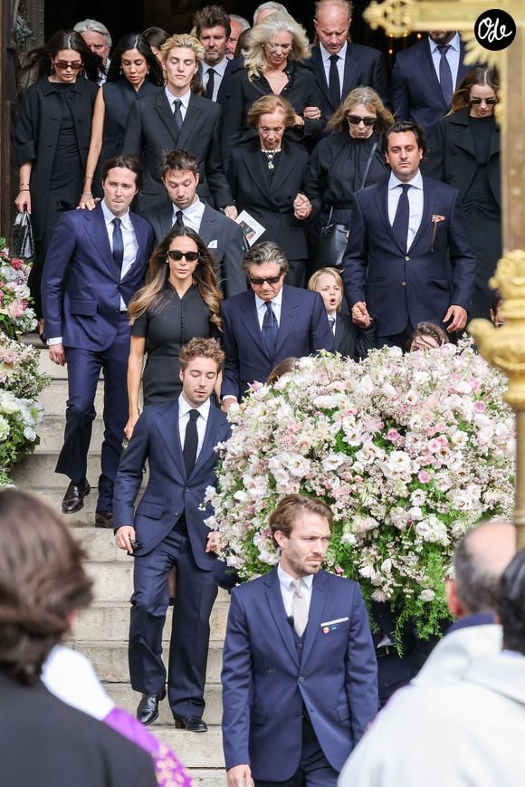 Sa famille et de nombreux proches se sont rassemblés en l'église Saint-Sulpice pour lui rendre un ultime hommage.

Robert Agostinelli, ses enfants Héloïse Agostinelli, Carlo Agostinelli et les proches de la défunte - Sortie des obsèques de Mathilde Favier en l'église Saint-Sulpice à Paris le 31 aout 2026. 

© Dominique Jacovides-Cyril Moreau/Bestimage