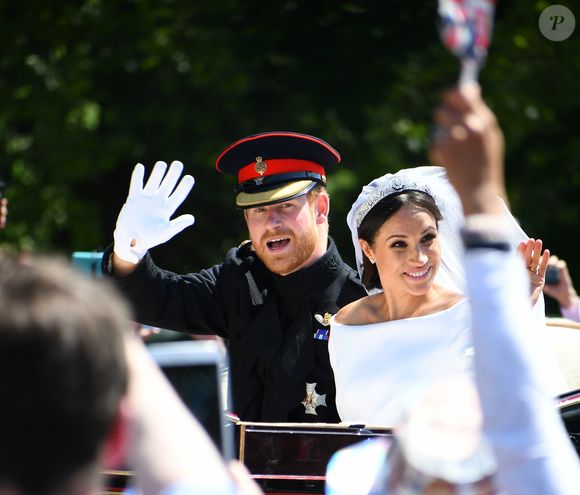 Le tout, devant un superbe plat de paella aux fruits de mer !

Le prince Harry, duc de Sussex, et Meghan Markle, duchesse de Sussex, en calèche à la sortie du château de Windsor après leur mariage le 19 mai 2018. © Backgrid USA / Bestimage