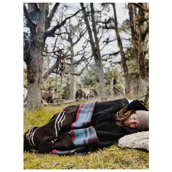 Un médecin présent sur place a dû adapter son traitement pour qu’elle puisse continuer l’aventure.

Laury Thilleman lors du tournage de "Rendez-vous en terre inconnue" avec Cyril Lignac