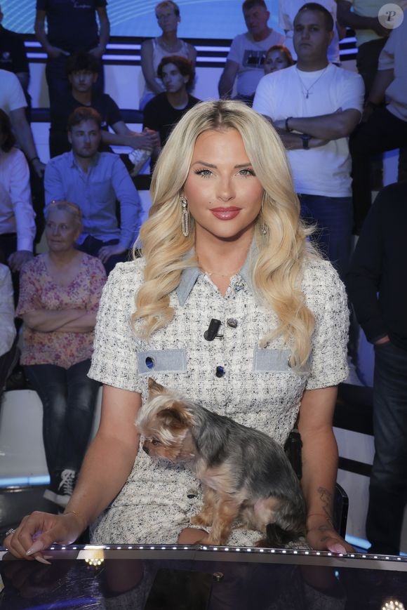 Exclusif - Kelly Vedovelli sur le plateau de l’émission « TPMP » présentée par C.Hanouna et diffusée en direct sur C8, Paris, France, le 27mai 2024. © Jack Tribeca / Bestimage