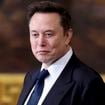 Le père d'Elon Musk a eu plusieurs enfants avec... la fille de sa deuxième femme : une personnalité complexe décryptée