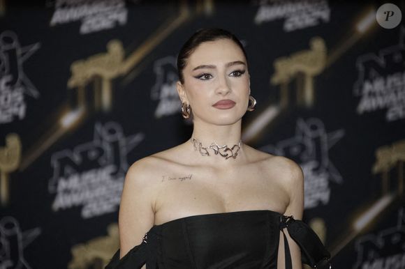 "Lénie ne dansera pas ce soir, elle a été souffrante toute la semaine. Elle n'a pas pu être présente ce soir. Et comme le règlement le prévoit, elle peut être absente pour un prime, pour raison médicale. Elle sera de retour la semaine prochaine. On lui envoie de la force !"

Lenie (Star Ac) lors de la 26ème édition des NRJ Music Awards, le 01 novembre 2024 à Cannes, France. Photo par JLPPA/ABACAPRESS.COM