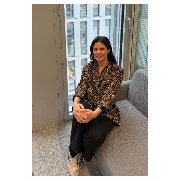 Dernièrement, elle s'est affichée en look réussi, encore une fois !

Apolline de Malherbe en veste léopard et baskets.