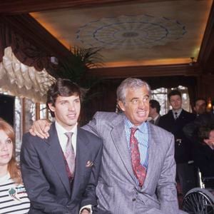 Paul Belmondo avec sa mère Élodie et son père Jean-Paul Belmondo lors d'un cocktail pour la présentation de sa nouvelle voiture de course Reynard 89D de FORMULE 3000, à Paris.

Bruno Schneider via Bestimage