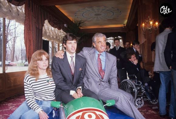 Paul Belmondo avec sa mère Élodie et son père Jean-Paul Belmondo lors d'un cocktail pour la présentation de sa nouvelle voiture de course Reynard 89D de FORMULE 3000, à Paris.

Bruno Schneider via Bestimage