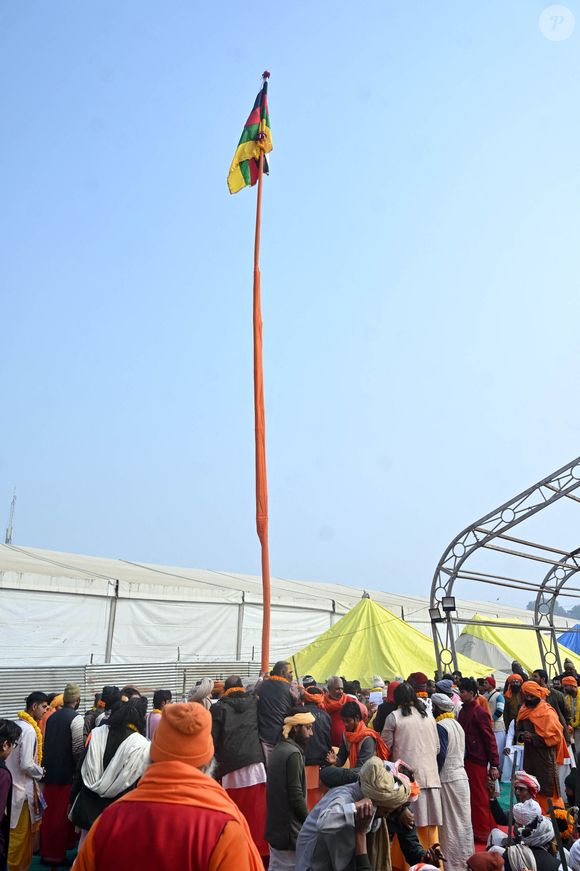 En Inde, à Prayagraj, le pèlerinage de la Kumbh Mela a débuté avec des bains rituels au confluent des fleuves sacrés. Cet événement majeur, qui s'étend jusqu'au 26 février, attend près de 400 millions de fidèles, battant tous les records de participation.
Dès l'aube, des grappes de fidèles se sont pressées sur les rives du Gange, de la Yamuna et de la Sarasvati pour le premier jour de la Kumbh Mela 2025. Organisé tous les douze ans, ce pèlerinage sacré est un moment clé dans la tradition hindoue, où le bain dans les eaux sacrées est censé purifier les âmes et libérer du cycle des réincarnations.
Pour accueillir cette foule colossale, les autorités ont déployé des moyens logistiques impressionnants : 150.000 toilettes, 68.000 lampadaires et une ville éphémère de tentes, couvrant une surface équivalente aux deux tiers de Manhattan.
Près de 400 millions de personnes sont attendues entre le 13 janvier et le 26 février.