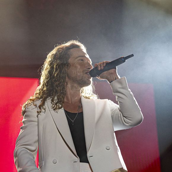 Julien Doré en concert au festival du Printemps de Pérouges au Château de Saint-Maurice-de-Rémens (01) le 25 juin 2025. © Sandrine Thesillat / PsNewZ / Bestimage