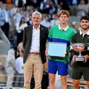 Gilles Morreton, Jannik Sinner, Carlos Alcaraz et Andre Agassi après le match de la finale du simple masculin lors de la quinzième journée des Internationaux de France 2025 à Roland Garros le 08 juin 2025 à Paris, France. Photo par Franck Castel/ABACAPRESS.COM