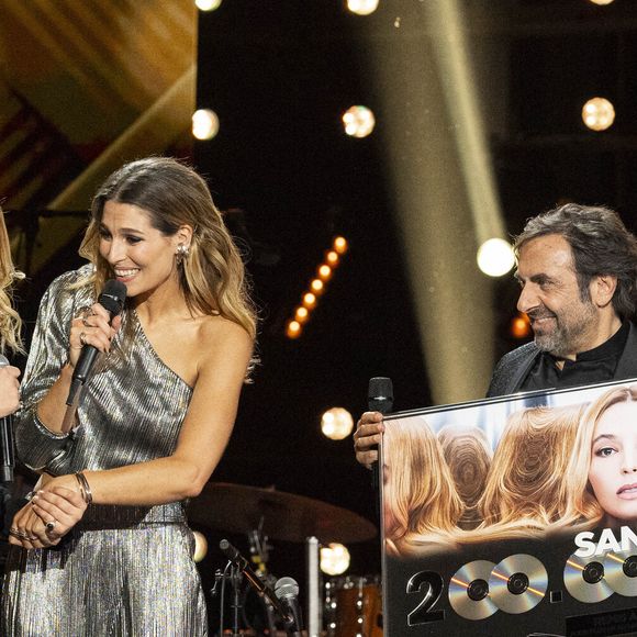 Exclusif - Santa, Laury Thilleman, André Manoukian - Enregistrement de l'émission "La fête de la chanson française" à Paris, présentée par L.Thilleman et A.Manoukian, et diffusée le 20 décembre sur France 3
© Pierre Perusseau / Bestimage