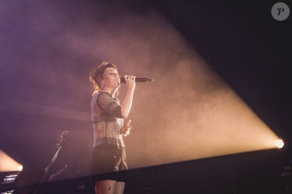 Mais avant de connaître la gloire, la nouvelle coach de The Voice 2025 a aussi traversé une période de précarité financière. 

La chanteuse française Zaz en concert au Espaço Unimed à São Paulo, Brésil, le 14 avril 2023, pour sa tournée "Organique Tour" qui fait la promotion de son cinquième album de sa carrière et enregistré pendant la pandémie du COVID-19 (coronavirus). © Imago/Panoramic/Bestimage