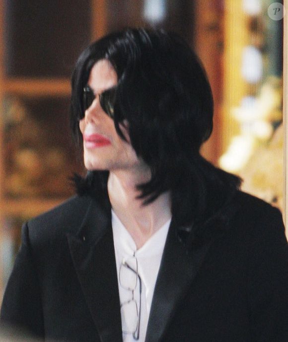 Michael Jackson visite plusieurs magasins d'antiquités, dont 'Off The Wall' sur Melrose Ave, où il a acheté un modèle réduit d'avion en argent, à West Hollywood, Los Angeles, CA, USA, le 23 octobre 2008. Photo de Bac Pictures/ABACA