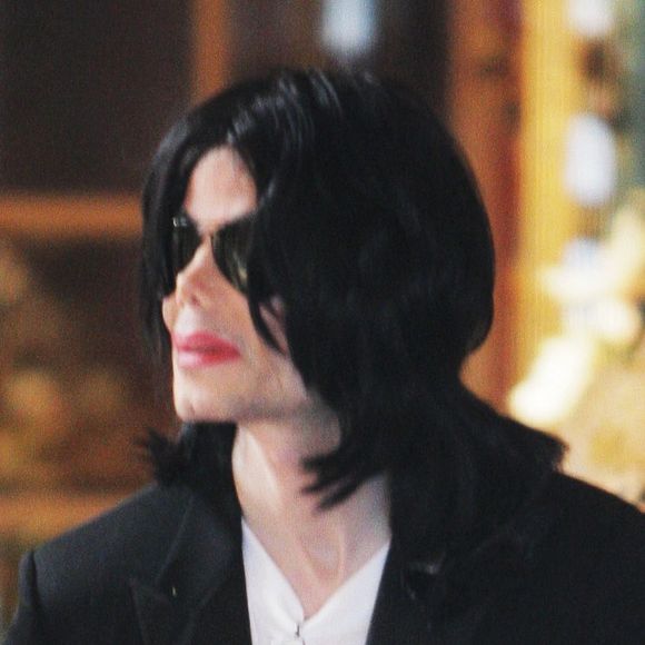 Michael Jackson visite plusieurs magasins d'antiquités, dont 'Off The Wall' sur Melrose Ave, où il a acheté un modèle réduit d'avion en argent, à West Hollywood, Los Angeles, CA, USA, le 23 octobre 2008. Photo de Bac Pictures/ABACA