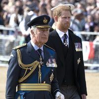 Charles III : L’interview de son fils Harry pour la BBC ne passe pas, les langues se délient...