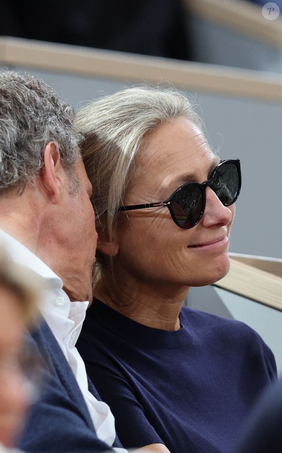 L'épouse du publicitaire Arthur Sadoun n'apportera pas plus de détails quant à ce qu'il s'est passé durant ses congés.

Anne-Sophie Lapix et son mari Arthur Sadoun en tribunes lors des Internationaux de France de Tennis de Roland Garros 2025, à Paris, France, le 6 juin 2025. © Jacovides-Moreau/Bestimage