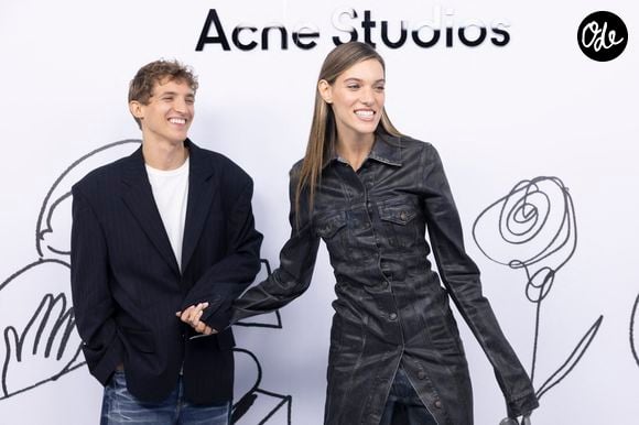 Aliocha Schneider et sa compagne Charlotte Cardin au photocall du défilé de mode Femmes Printemps/Été 2025 "Acne Studio" lors de la fashion week de Paris, le 25 septembre 2024.

© Olivier Borde / Bestimage