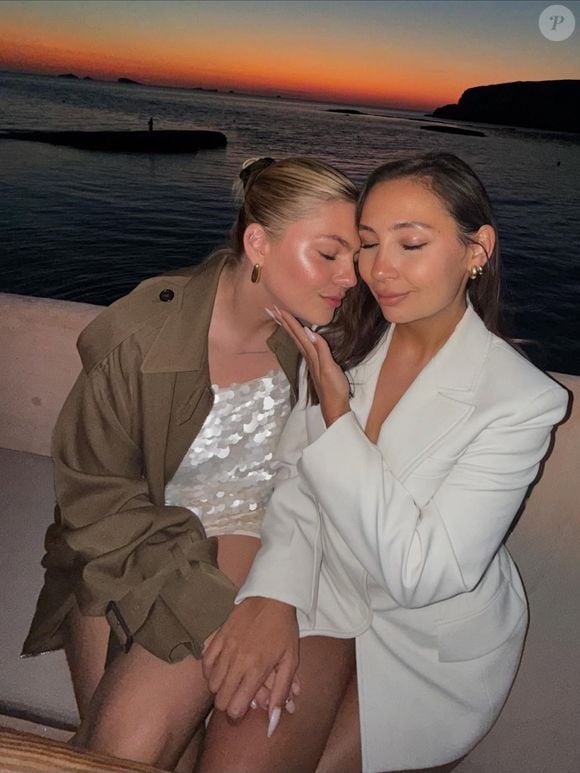 Louane en vacances à Ibiza avec un groupe d'amies et sans son futur mari Florian Rossi. 30 et 31 mai 2025