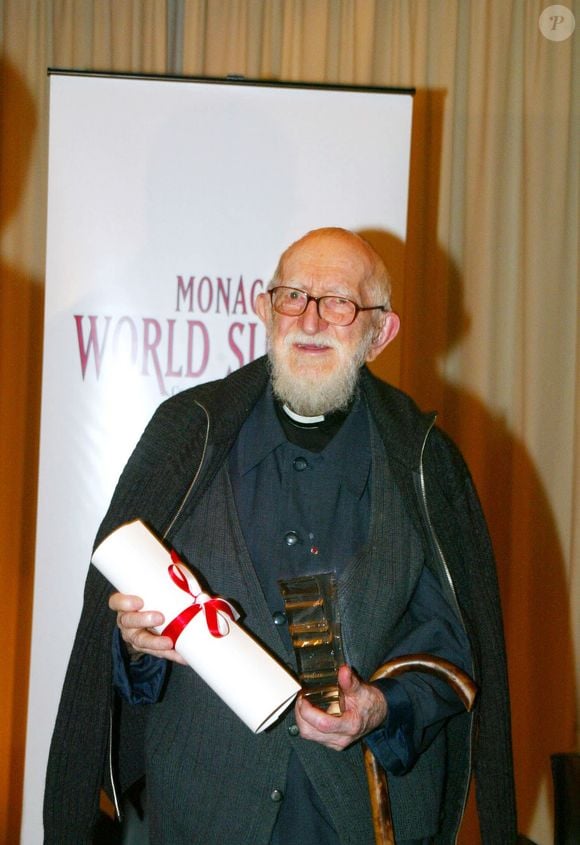 L'abbé Pierre au Monaco World Summit pour la remise du trophée "The Dignty Price" aux salons du Sea Club le 12 décembre 2002