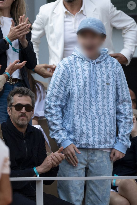 Guillaume Canet, son fils Marcel, en tribunes lors de la finale messieurs des Internationaux de France de Tennis de Roland Garros 2025 (jour 15), à Paris, France, le 8 juin 2025. © Cyril Moreau/Bestimage