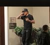 Le goût, c'est une chose mais le design c'en est une autre. 

EXCLUSIF West Hollywood, CA Brooklyn Beckham est un peu animé avec ses mains alors qu'il a une conversation sérieuse au téléphone pendant 30 minutes à l'extérieur de l'hôtel Sunset Plaza à West Hollywood. Brooklyn porte un t-shirt noir, un jean noir, une ceinture noire, des chaussures noires et un chapeau Nike noir.



Sur la photo : Brooklyn Beckham