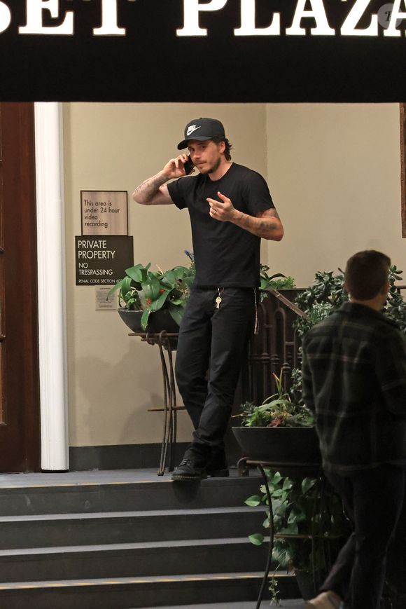 Le goût, c'est une chose mais le design c'en est une autre. 

EXCLUSIF West Hollywood, CA Brooklyn Beckham est un peu animé avec ses mains alors qu'il a une conversation sérieuse au téléphone pendant 30 minutes à l'extérieur de l'hôtel Sunset Plaza à West Hollywood. Brooklyn porte un t-shirt noir, un jean noir, une ceinture noire, des chaussures noires et un chapeau Nike noir.



Sur la photo : Brooklyn Beckham