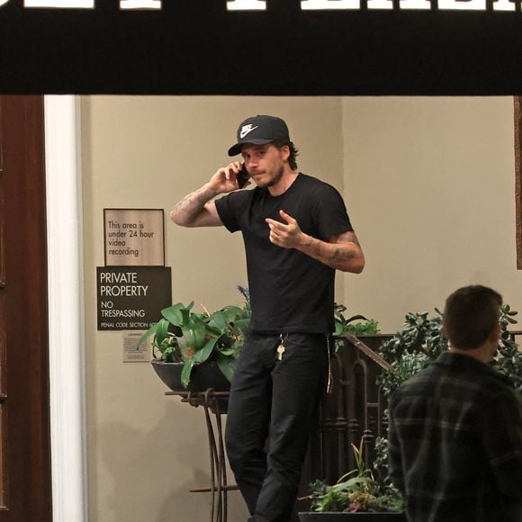 Le goût, c'est une chose mais le design c'en est une autre. 

EXCLUSIF West Hollywood, CA Brooklyn Beckham est un peu animé avec ses mains alors qu'il a une conversation sérieuse au téléphone pendant 30 minutes à l'extérieur de l'hôtel Sunset Plaza à West Hollywood. Brooklyn porte un t-shirt noir, un jean noir, une ceinture noire, des chaussures noires et un chapeau Nike noir.



Sur la photo : Brooklyn Beckham
