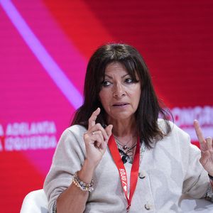 Anne Hidalgo, maire de Paris, s'exprime lors du 41ème Congrès fédéral du Parti socialiste ouvrier espagnol (PSOE) à Séville, le 30 novembre 2024. 
© Rocio Ruz / Europa Press / Bestimage